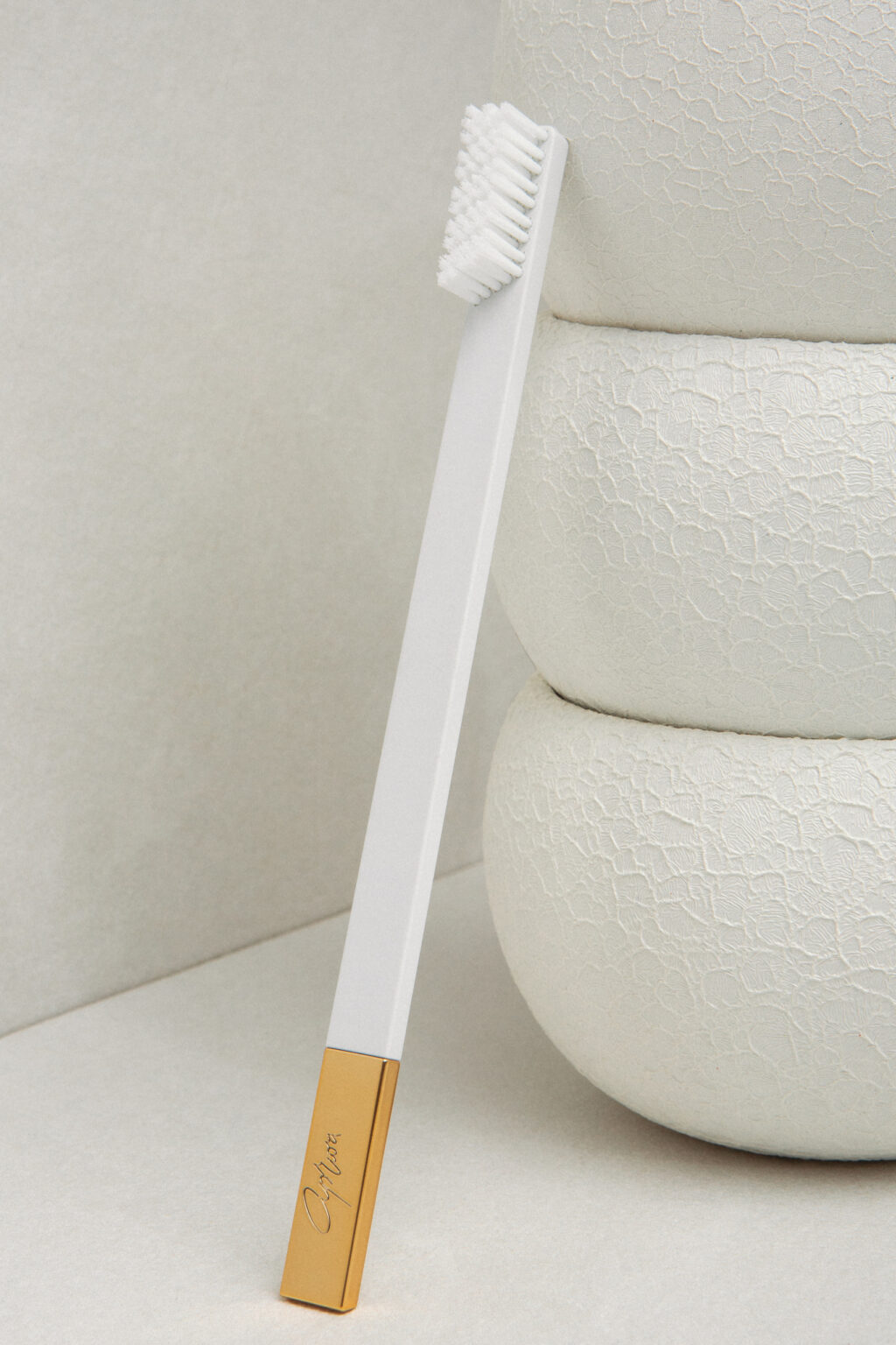 Дизайнерская зубная щётка SLIM by Apriori белая с золотом