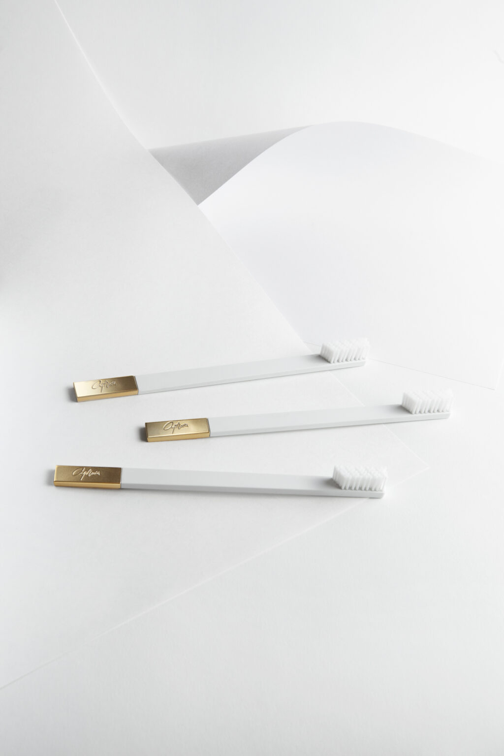 Дизайнерская зубная щётка SLIM by Apriori белая с золотом