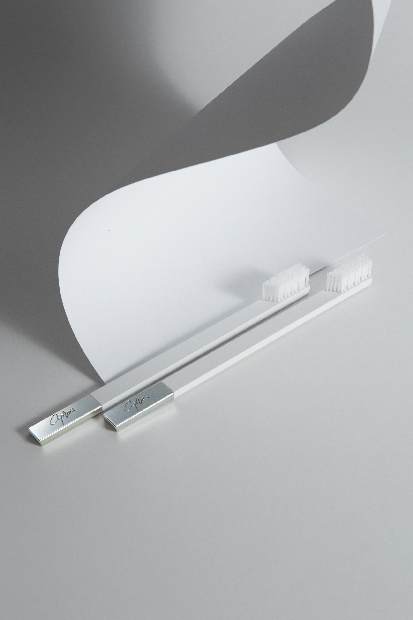 Дизайнерская зубная щётка SLIM by Apriori белая с серебром
