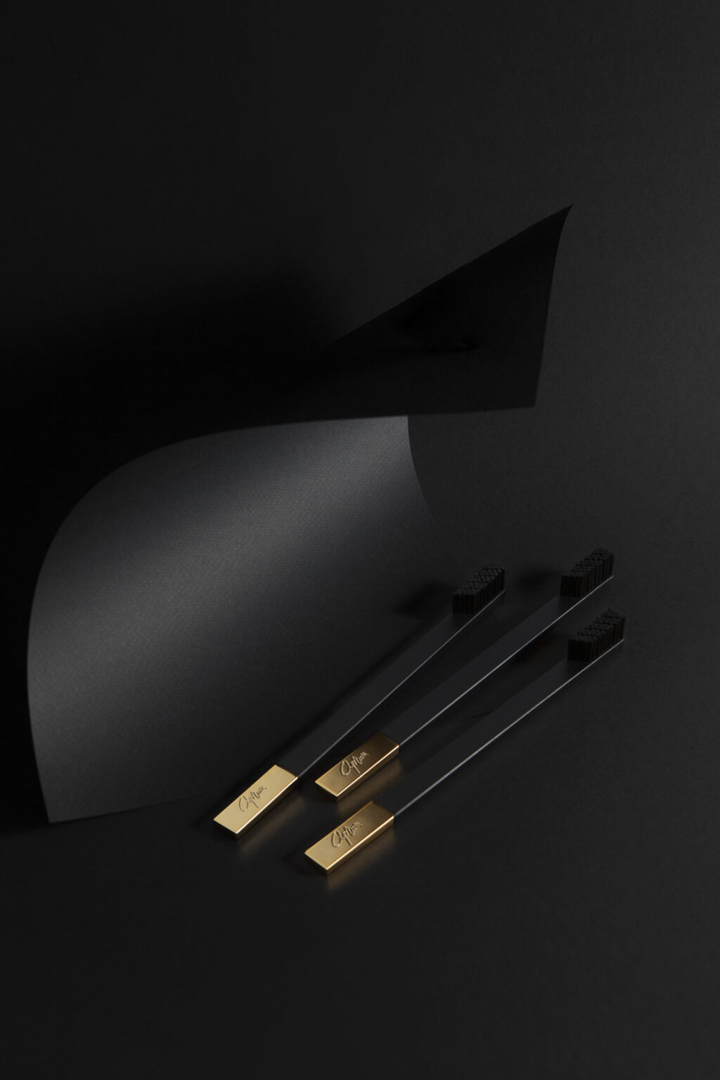 Дизайнерская черная зубная щетка SLIM by Apriori с золотом