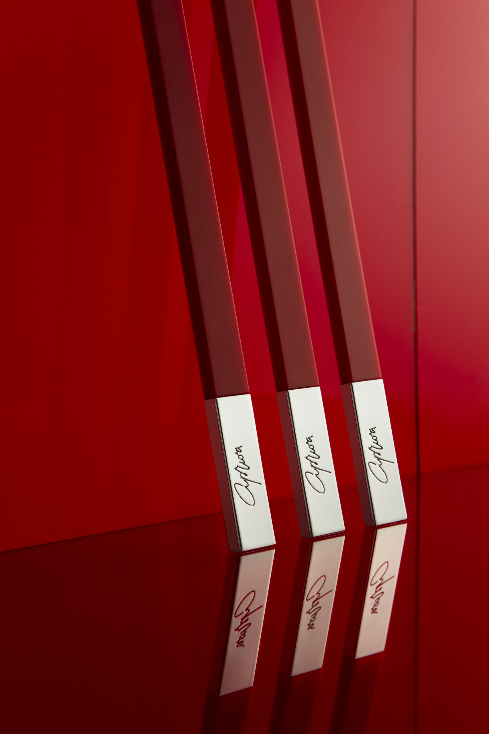 Дизайнерская зубная щетка красная с серебром SLIM by Apriori